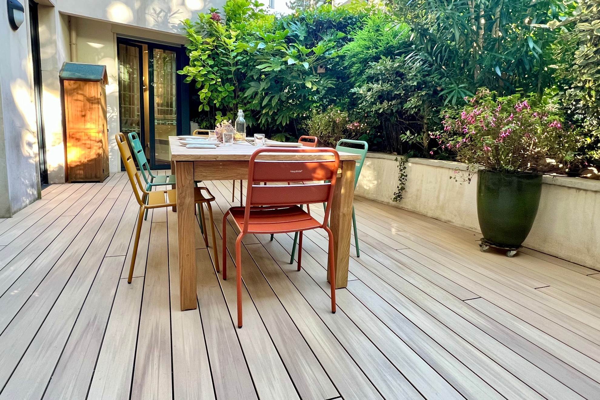 salon de jardin sur une terrasse lumineuse en lames nuances chêne clair de Silvadec