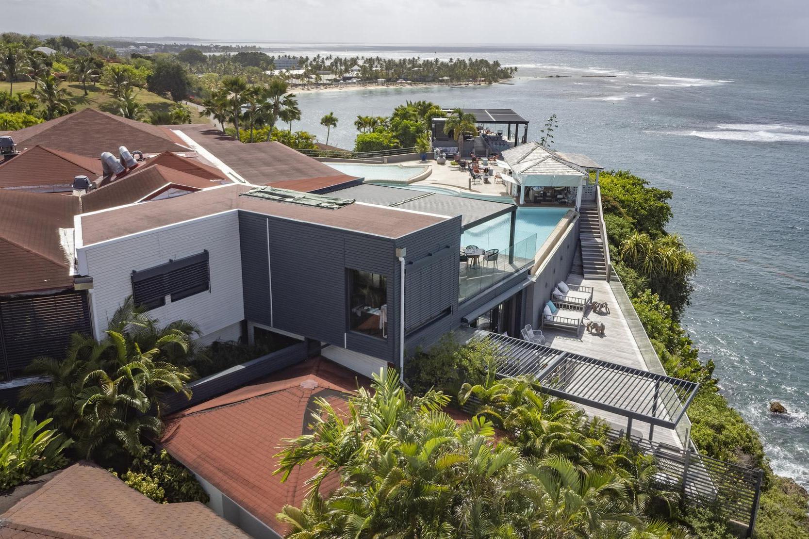 Installazione di rivestimento composito Silvadec Atmosphere 175 in ambiente tropicale costiero che dimostra la sua eccezionale resistenza climatica