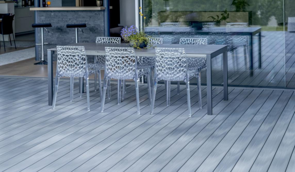 salon ouvert sur une terrasse grise en lames Silvadec, rendu moderne.