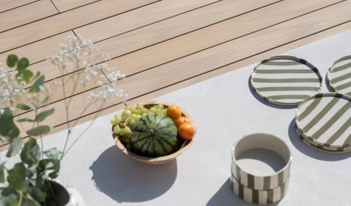 Terrasse Nuances chêne clair et table avec vaisselle moderne et élégante