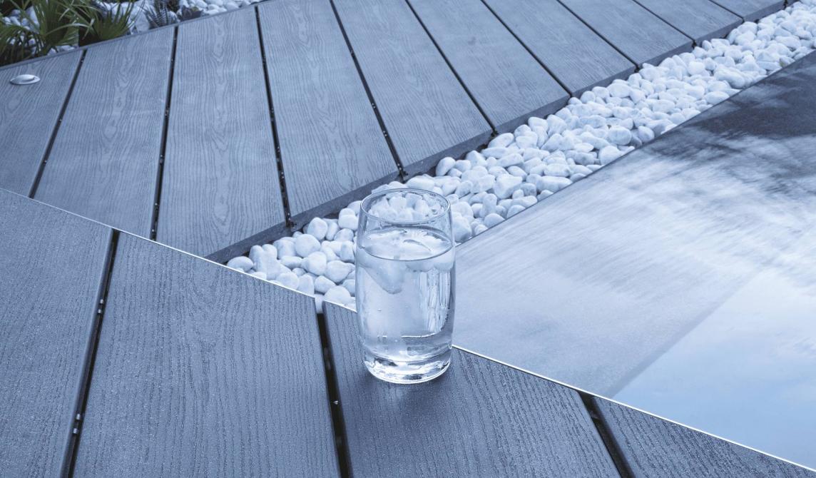 Vue de près d'une terrasse Silvadec gris anthracite