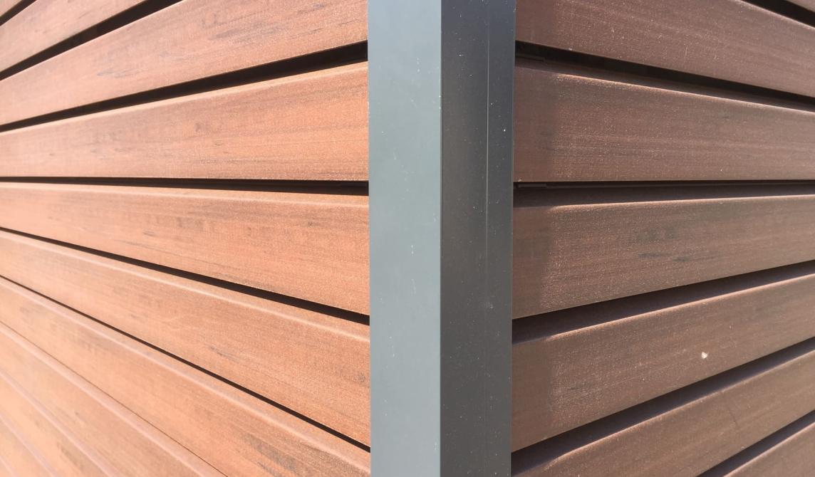 angle de bardage en bois composite silvadec coloris brun clair