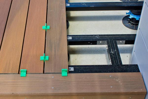 Structure de terrasse avec la lambourde réversil en aluminium de Silvadec