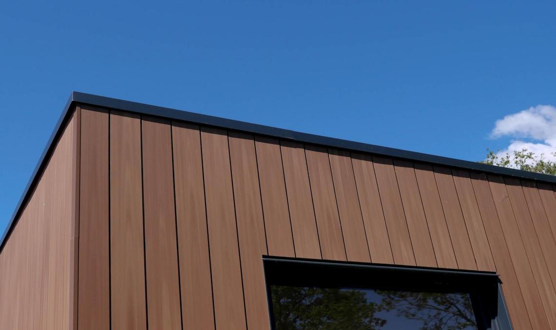 Facciata Bardage Atmosphère 175 Marrone sole e cielo blu