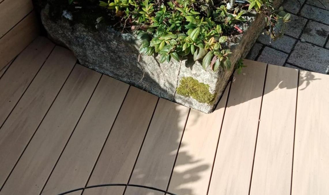 Lames Nuances chêne clair D0373 avec trappe d'accès à la structure