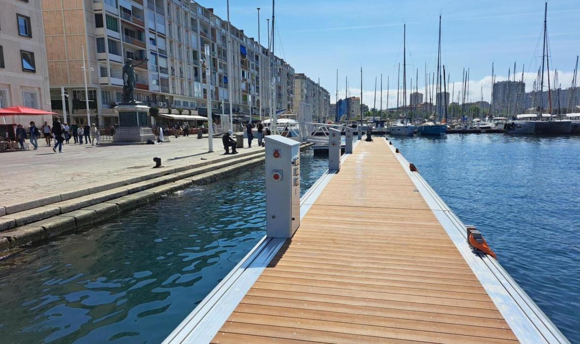 Pontons du port de Toulon en lames Silvadec Atmosphère brun Lima