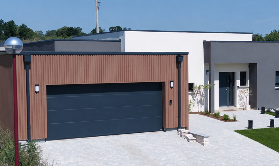 Garage habillé en bardage composite claire voie brun clair, porte anthracit