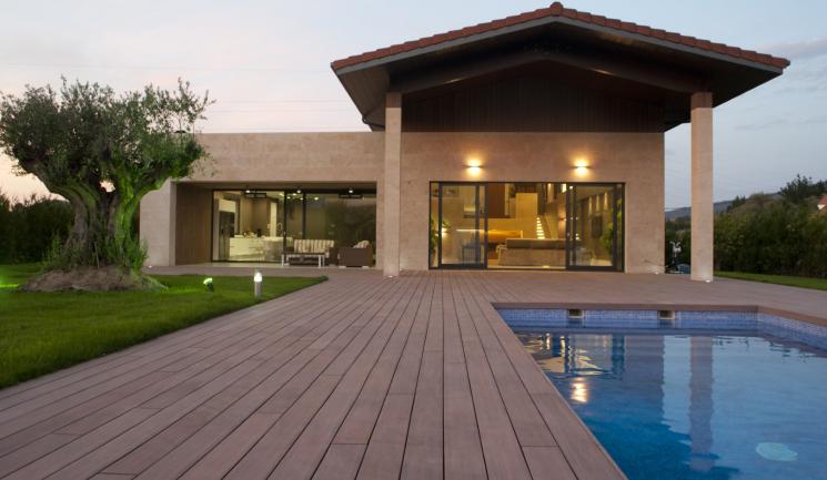 Terrazza Silvadec Brown Ecuador con una moderna casa spagnola